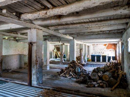 Wirtschaftsgebäude Lagerfläche 8171.jpg