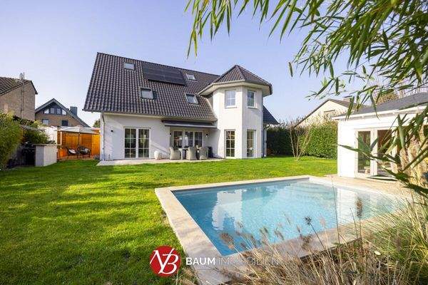 Rückansicht Familienvilla mit Salzwasserpool