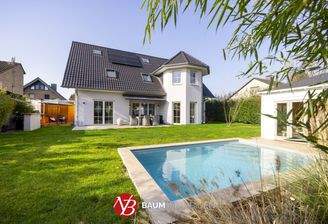 Rückansicht Familienvilla mit Salzwasserpool