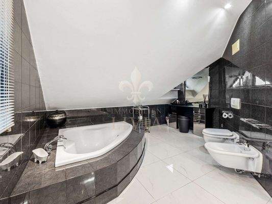 Badezimmer mit Eckbadewanne