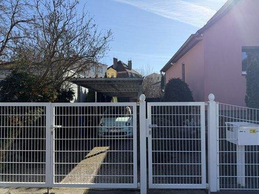 Blick zur Hofeinfahrt