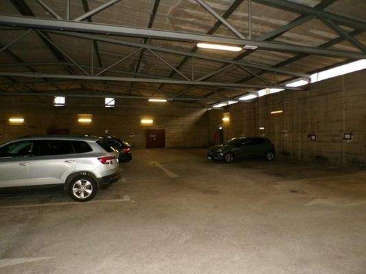 9 Blick von der linken Hallenwand zur rechten Hallenwand