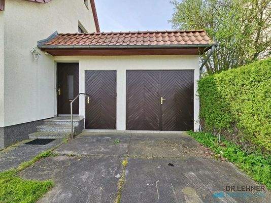 Hauseingang mit Garagenzufahrt