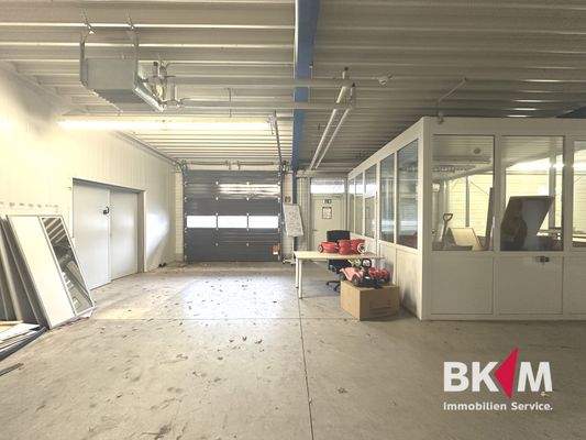 Ausfahrt mit 2 Rolltoren