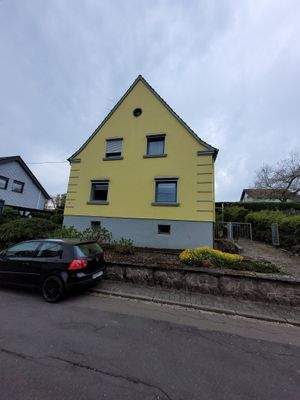 Bild 1 zeigt die Straßenansicht