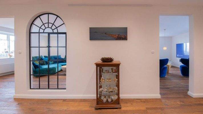 Blick aus dem Flur in den Wohnbereich