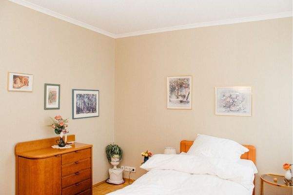 Schlafzimmer mit den vorherigen Möbeln