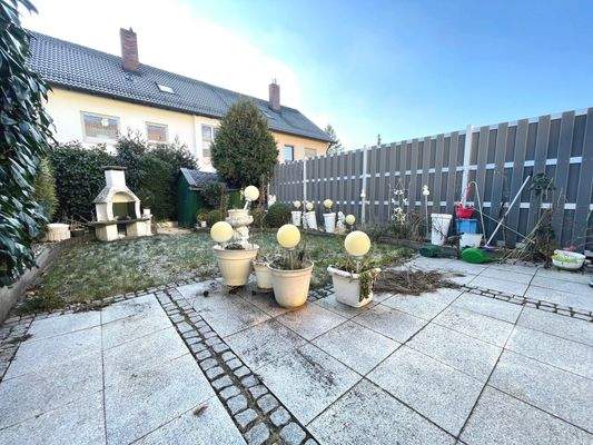 Blick von der Terrasse in den Garten