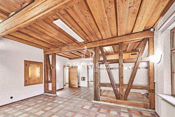 Die linke Tür führt in den hinteren Bereich der Immobilie, geradeaus das "Chefbüro"