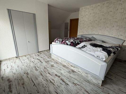 Schlafzimmer mit begehbarem Kleiderschrank OG 