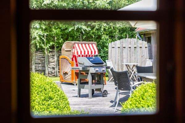 Sonnige Terrasse mit Grill