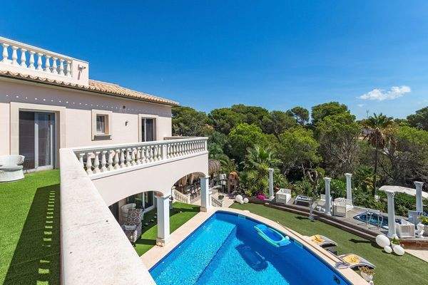 Poolbereich ist von einer Terrasse umgeben