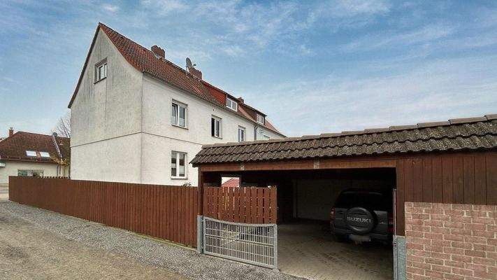 Außenansicht mit Carport