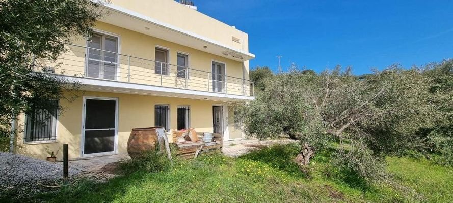 Kreta, Skalani: Gebäude mit 2 Wohnungen in toller Lage zu verkaufen