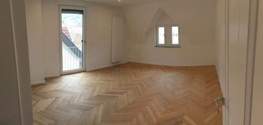 Zimmer mit bodentiefen Fenstern