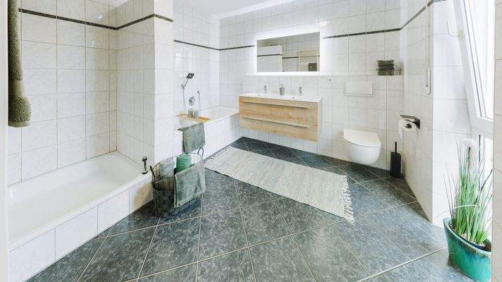 Geräumiges Tageslicht-Badezimmer im Obergeschoss