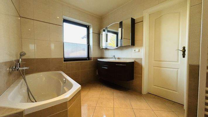 Badezimmer mit Badewanne…