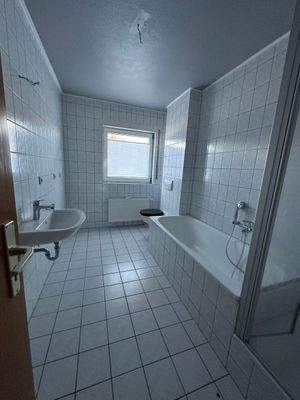 Helles Badezimmer mit Wanne