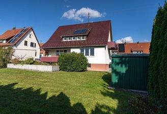 Objektansicht mit Garten