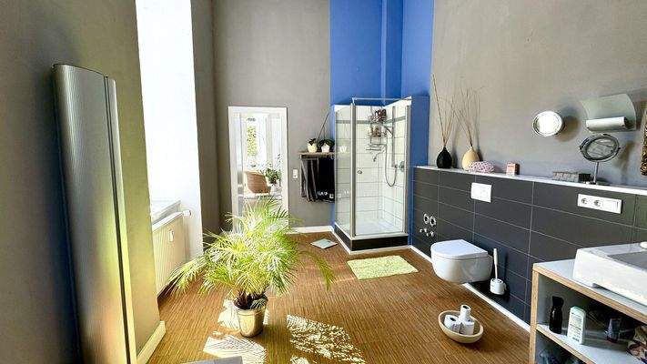 Lichtdurchflutetes Bad