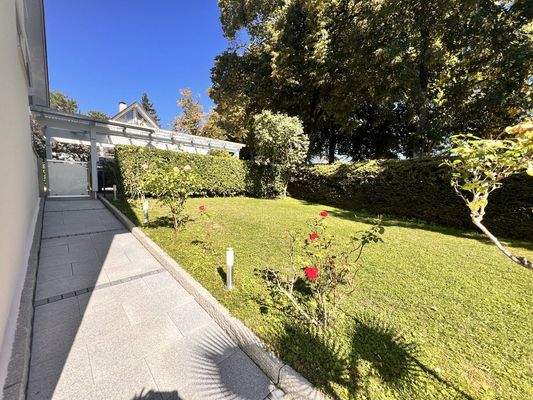 Seitlich Separater Eingang zu Gartengeschoss