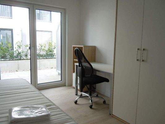 UhW Schrank u. Scheibtisch.JPG