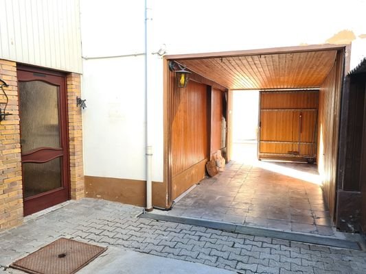 Eingangsbereich und Garage.jpg