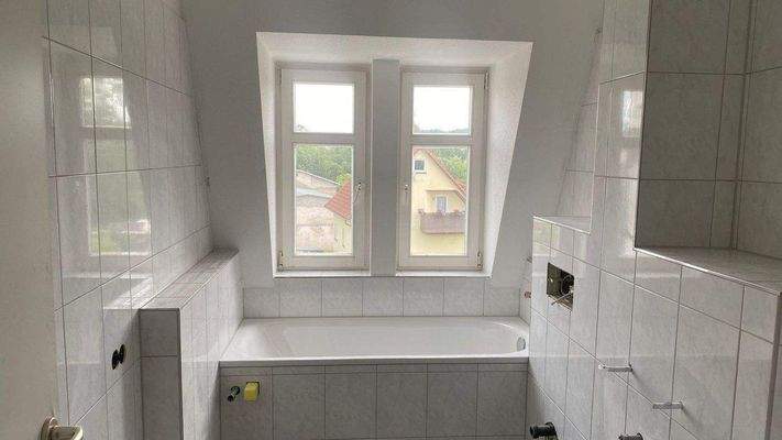 Bad mit Wanne und Dusche Bild 2.jpg