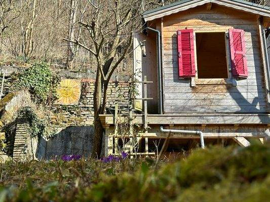 mit Gartenhäuschen für jung oder alt