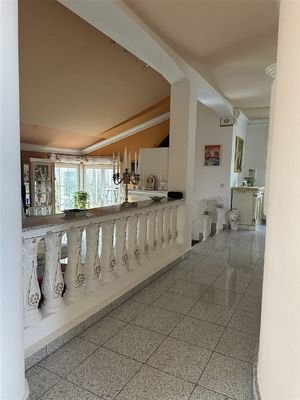 offener Flur zum Wohnzimmer