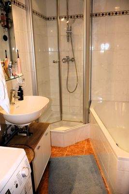 Badezimmer mit Wanne und Dusche