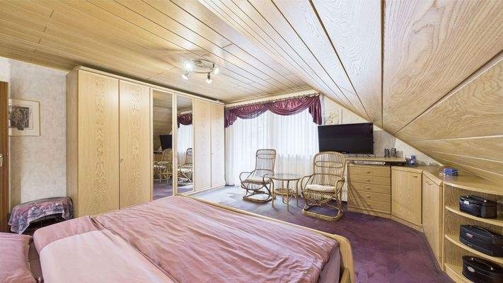 Schlafzimmer mit Zugang zur Loggia OG