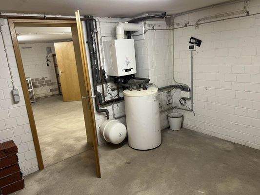 KG moderne Gas-Brennwert-Therme.JPG