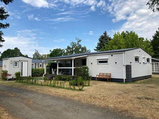 Haus mit Gartenhütte 