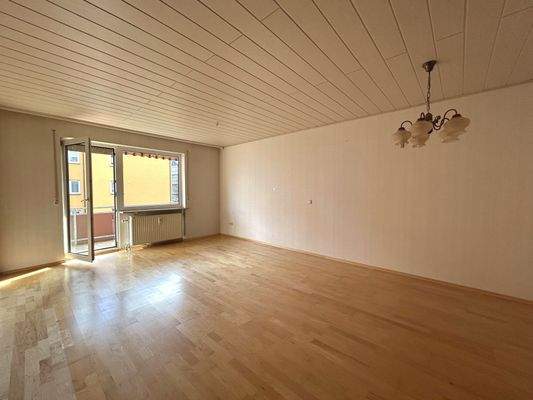 Wohnzimmer mit Zugang Balkon