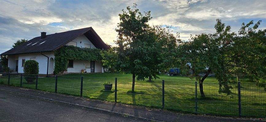 Seitenansicht mit Garten