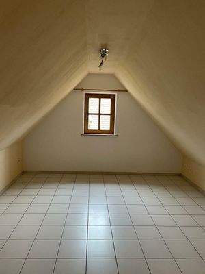 Kinderzimmer/Arbeitszimmer DG