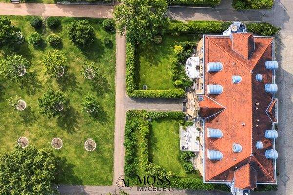 Drohnenansicht Haus - KI bearbeitet (sommerlicher) 