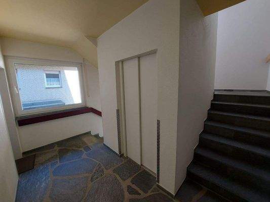 Fahrstuhl, Treppenhaus