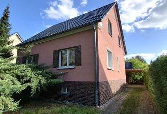 Straßenansicht der Immobilie