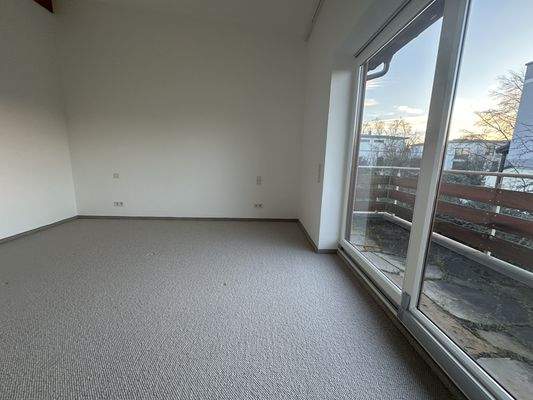 großes Elternschlafzimmer mit Balkon