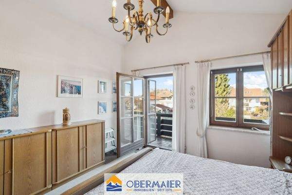 10_Schlafzimmer1_mit_zugang_zum_Balkon