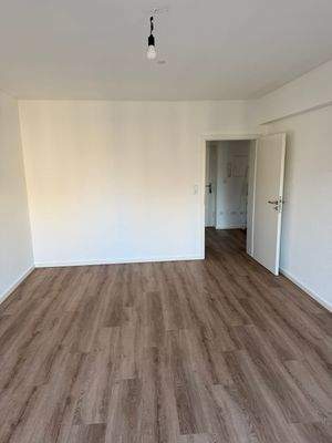 Wohnzimmer Richtung Flur.JPG