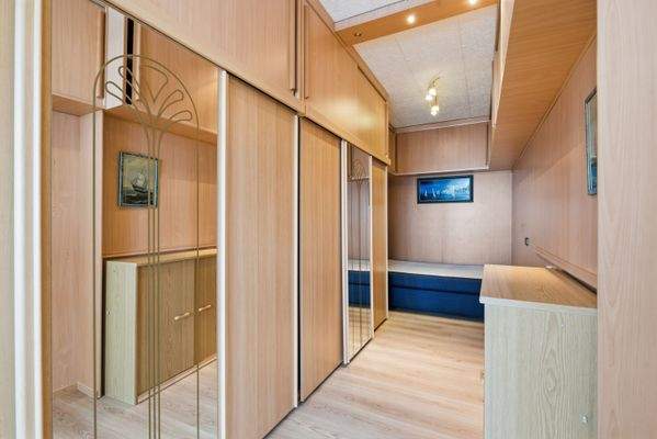 Schlafzimmer mit maßgefertigtem Interieur