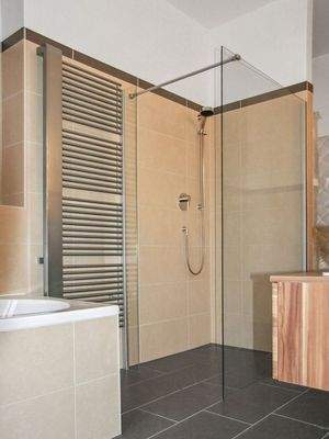 Badezimmer mit Dusche