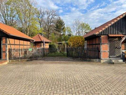 Werkstatt und Carport