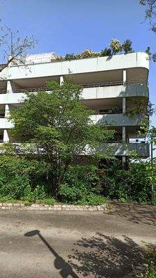 Objekt von Grün umgeben