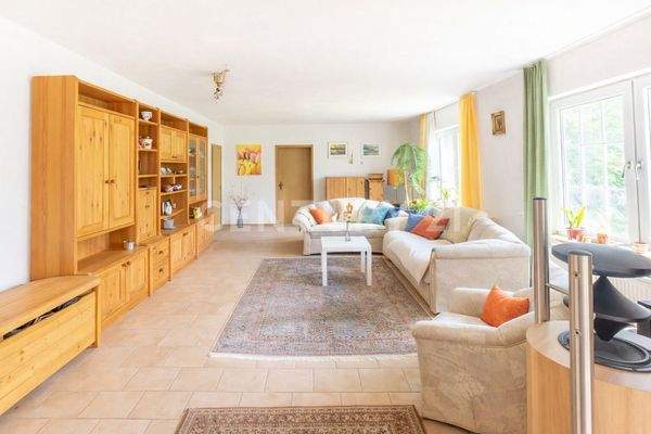 Helles großes Wohnzimmer