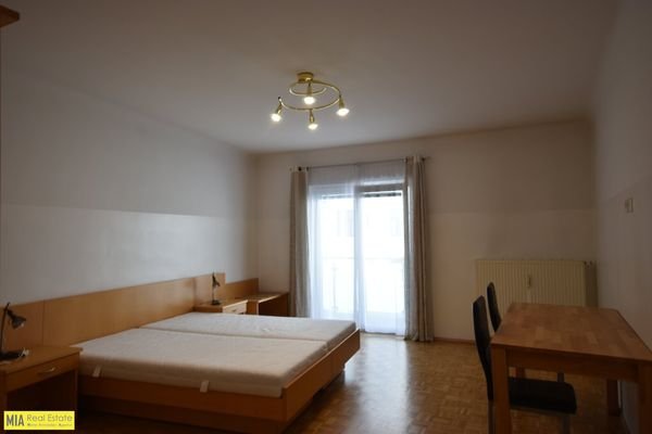 Schlafzimmer - Neu renovierte 3 Zimmer Wohnung in der Burggasse mit großem Balkon Miete 7. Bezirk Wien