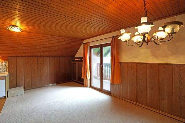 Zimmer mit Küche und Balkonausgang